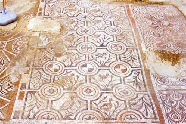Запазена мозайка от централния кораб в древната базилика на епископа в Сандански. Източник: bgglobe.net.