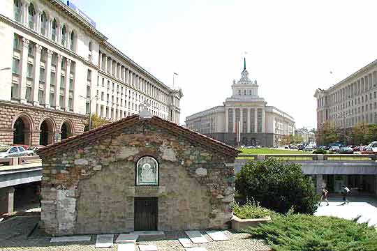 Църквата "Св. Петка Самарджийска" в София. Източник: bgglobe.net