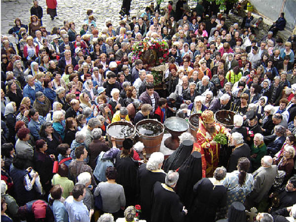 Водосвет в Бачковския манастир. Снимка: www.bg-patriarshia.bg