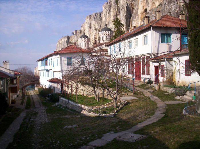Изглед към манастирския двор