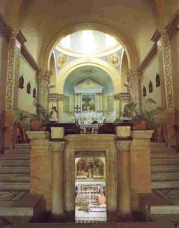 Входът на францисканската църква в Кана Галилейска с крипката под нея. Снимка: ascensiontomball.com