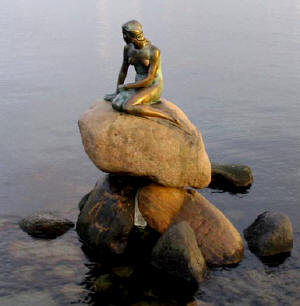 "Малката русалка", бронзова скулптура от 1913 г. от Edvard Eriksen в Копенхаген, Дания