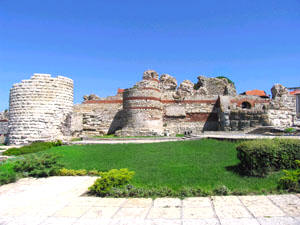Крепостната стена на Несебър е била укрепена с внушителни кръгли кули. Фото Анастас АНАСТАСОВ