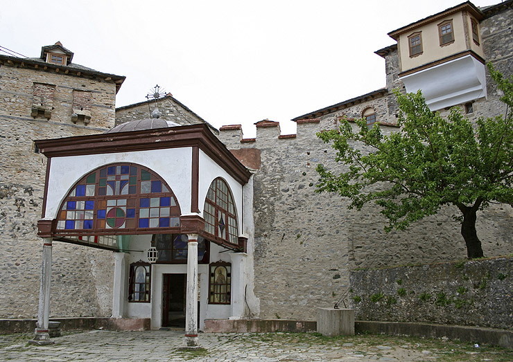 Главният вход на Великата Лавра Св. Атанасий Атонски. Снимка © Марин Христов