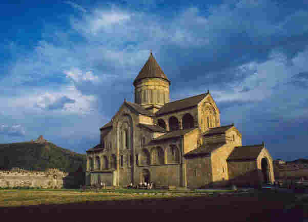 Катедралата Свитицховели, построена на мястото, където се намирал хитонът Господен - The Mtshketa cathedral and the Jvari Church on the hill