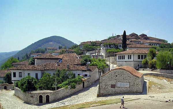 Изглед от гр. Берат в Албания. Източник: autemsvetem.com