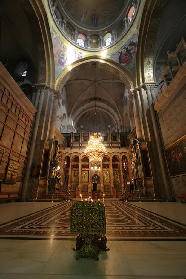 Изглед от вътрешността на храма на Гроба Господен в Йерусалим. Източник: jerusalemshots.com