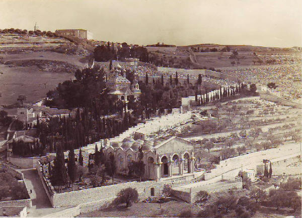 Елеонският хълм със Църквата на народите (Гетсиманската църква) и Руската църква "Св. Мария Магдалена" през 1926 година. Историческа снимка: www.palestineremembered.com